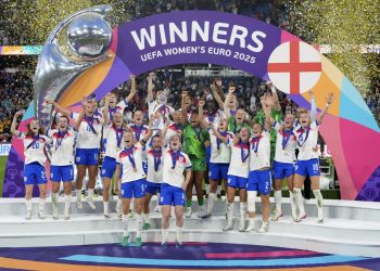 England greeted by fans to celebrate European title