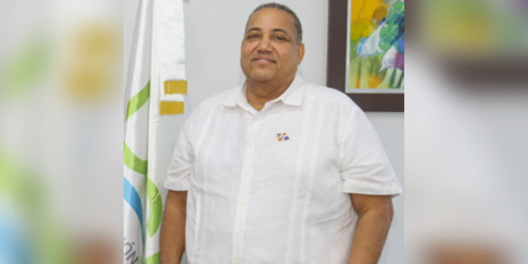 DR official discusses critical issues with the Chief Immigration Officer